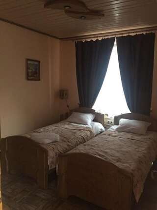 Отель Villa Diola Косов Двухместный номер с 2 отдельными кроватями и ванной-1